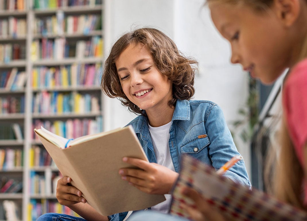 boy-and-girl-reading