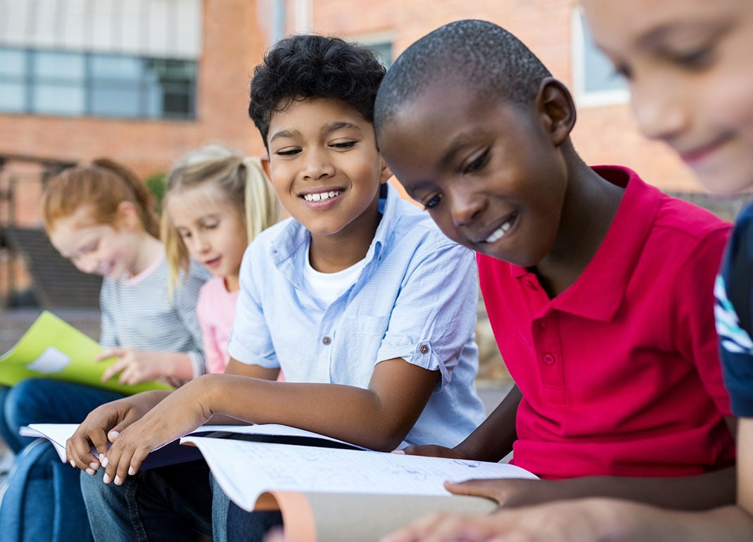 kids-outside-with-books