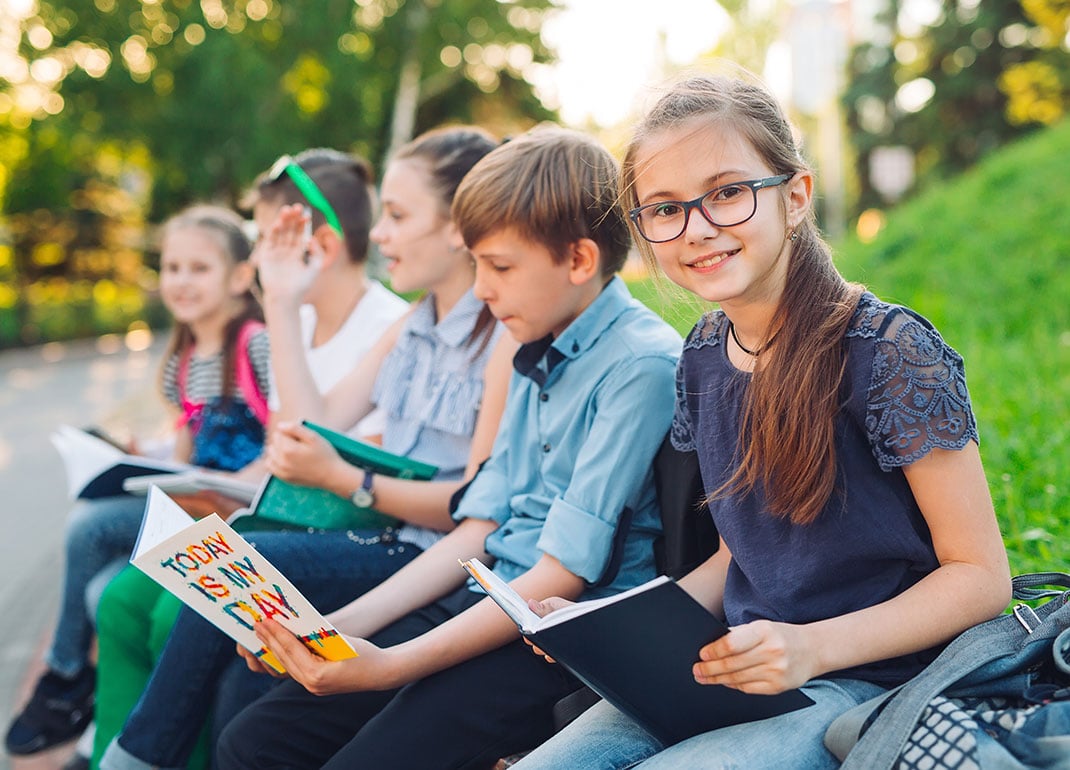 students-outside-on-wall